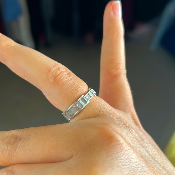 Tiffany and Co. Three Diamond Atlas Ring size 6.5 - Picture 6 of 6